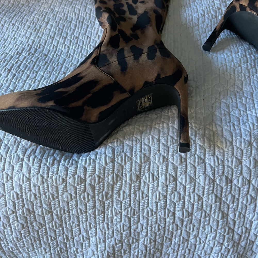 Great pair of 4 inch soft leopard skin designer boots